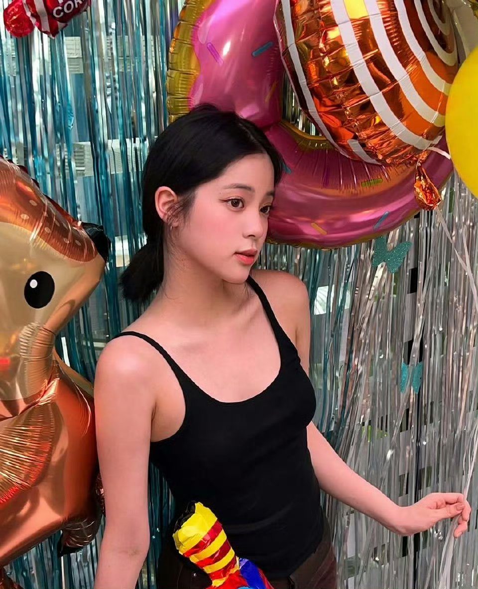 欧阳娜娜小黑背心欧阳娜娜