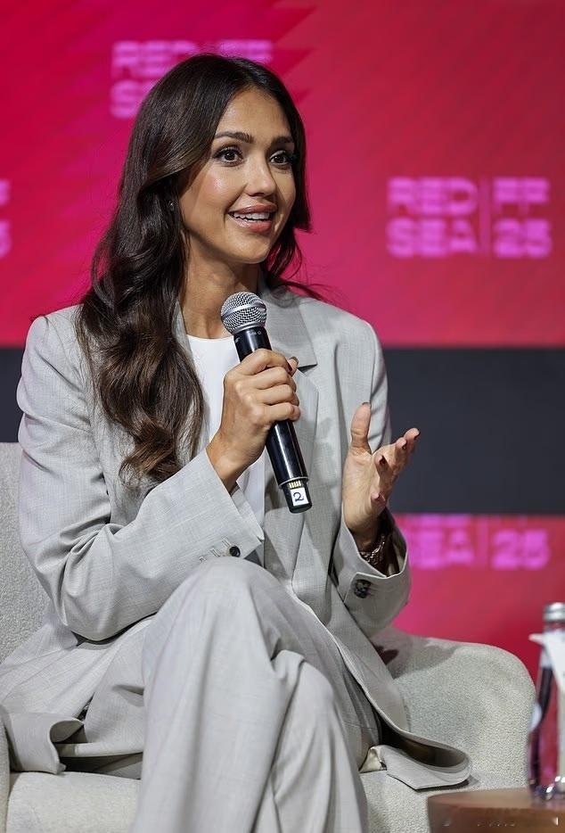 Jessicaalba杰西卡阿尔芭在红海国际电影节期间出席对话活动，芭姐分享从