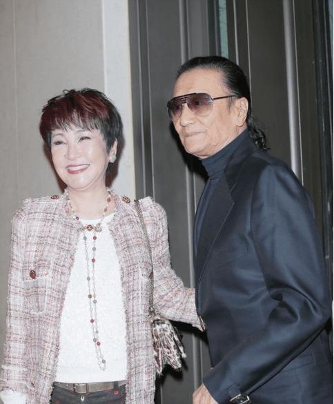 1985年，谢贤欠下了1600万赌债，被逼债，走投无路，妻子狄波拉经谢贤同意后，