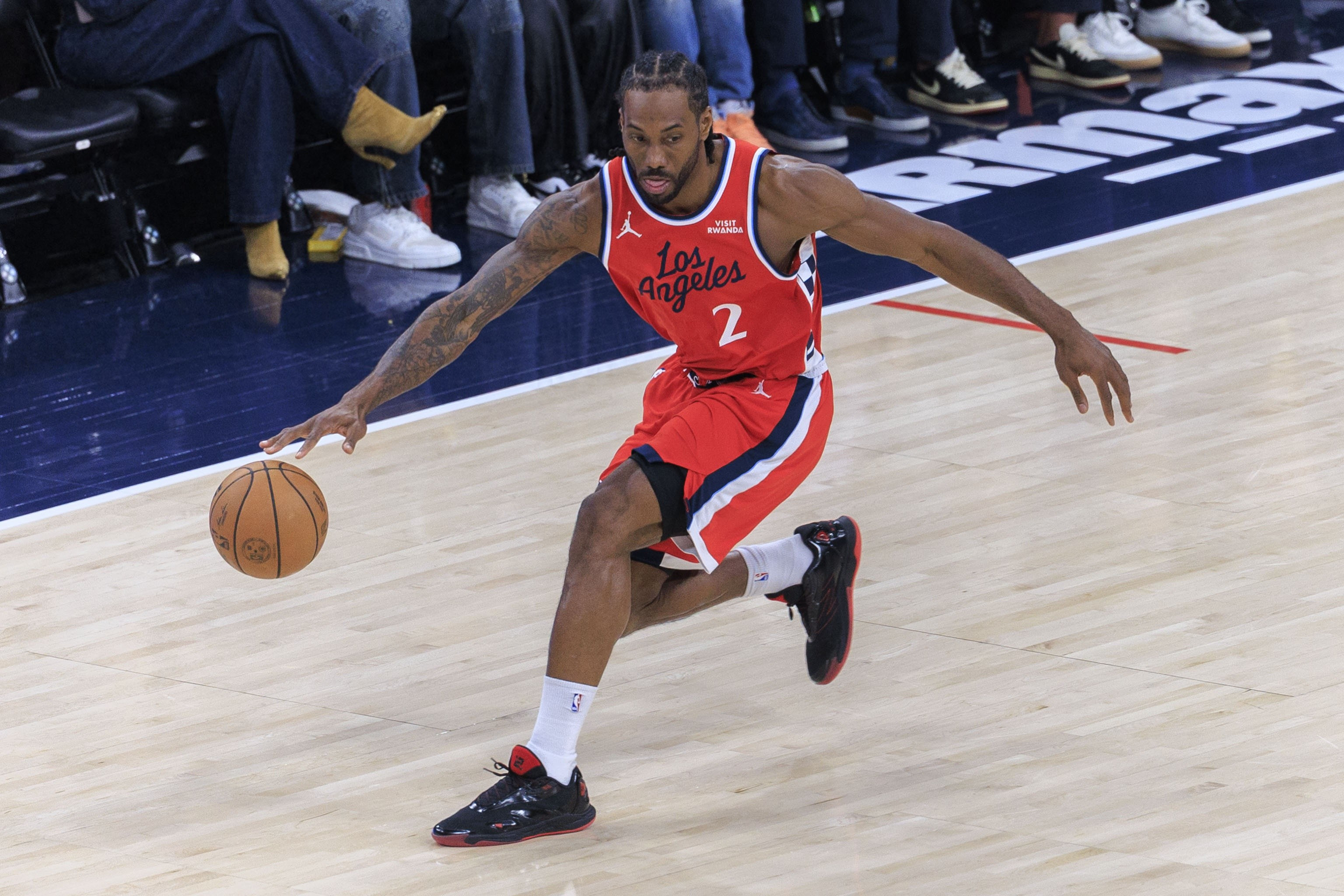 说句难听的，莱昂纳德就是自己活该，当初留在猛龙要啥有啥当初在猛龙，更衣室有洛