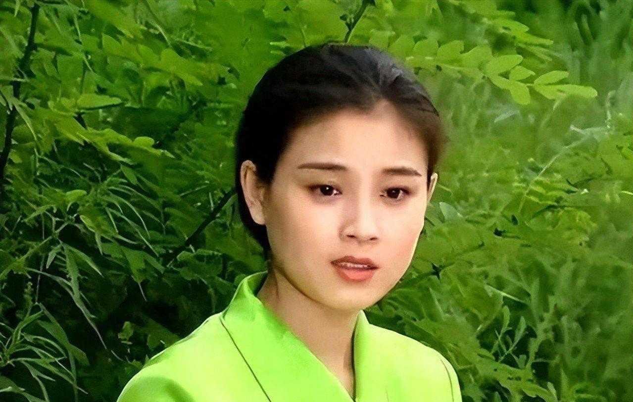  赵明明刚出产房遭离婚，独自抚养女儿23年满是心酸演员赵明明刚生完孩子就遭遇离