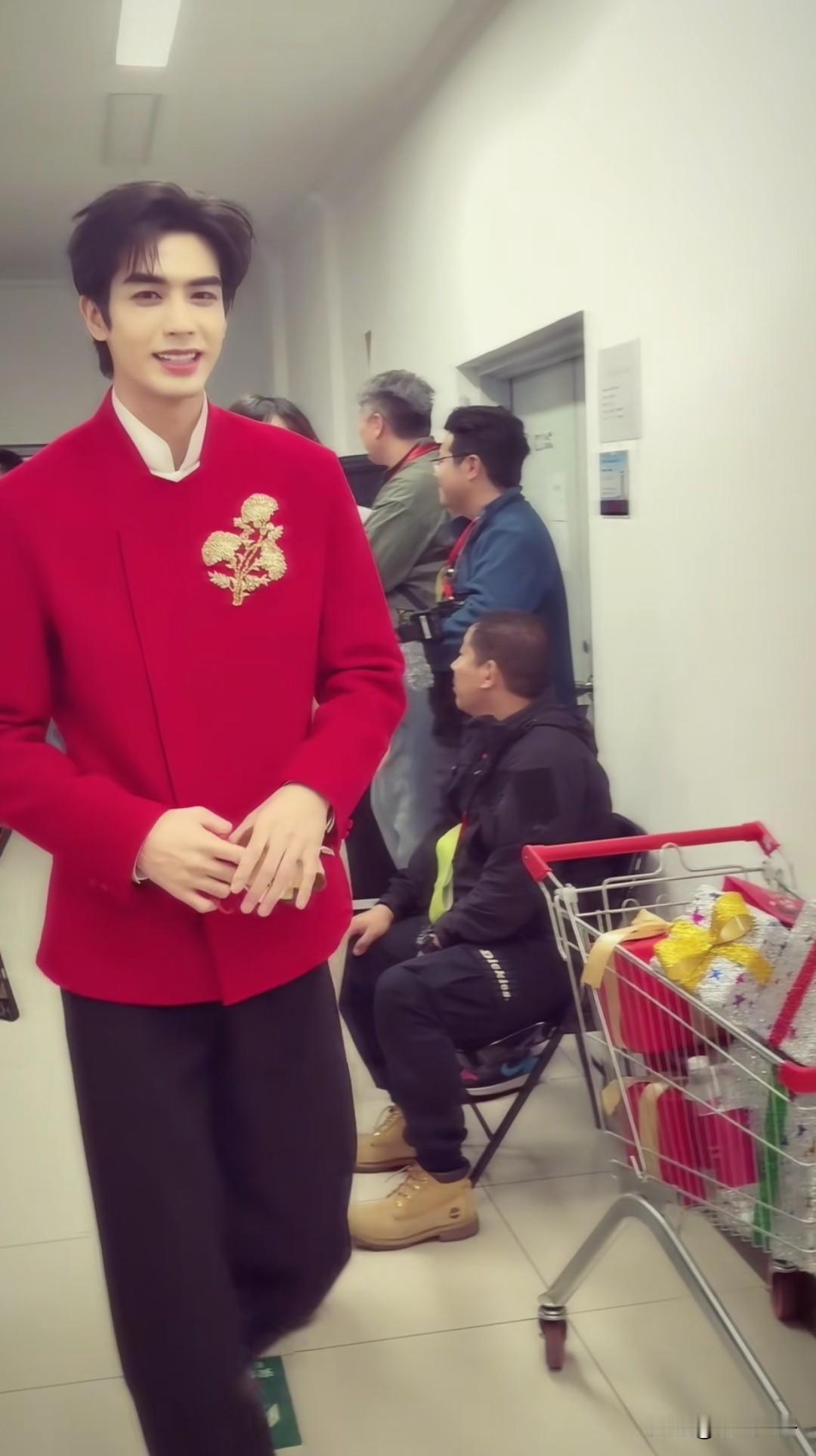 宋威龙春晚备播后台太帅了，助力我们国民女婿再出圈！[呲牙笑][呲牙笑][呲牙笑]周围