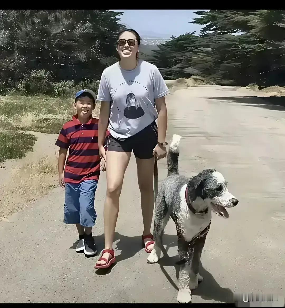 在美国，郎平那个美籍女儿白浪，竟然带着弟弟白帝出门遛狗了！很多人不理解郎平为什么