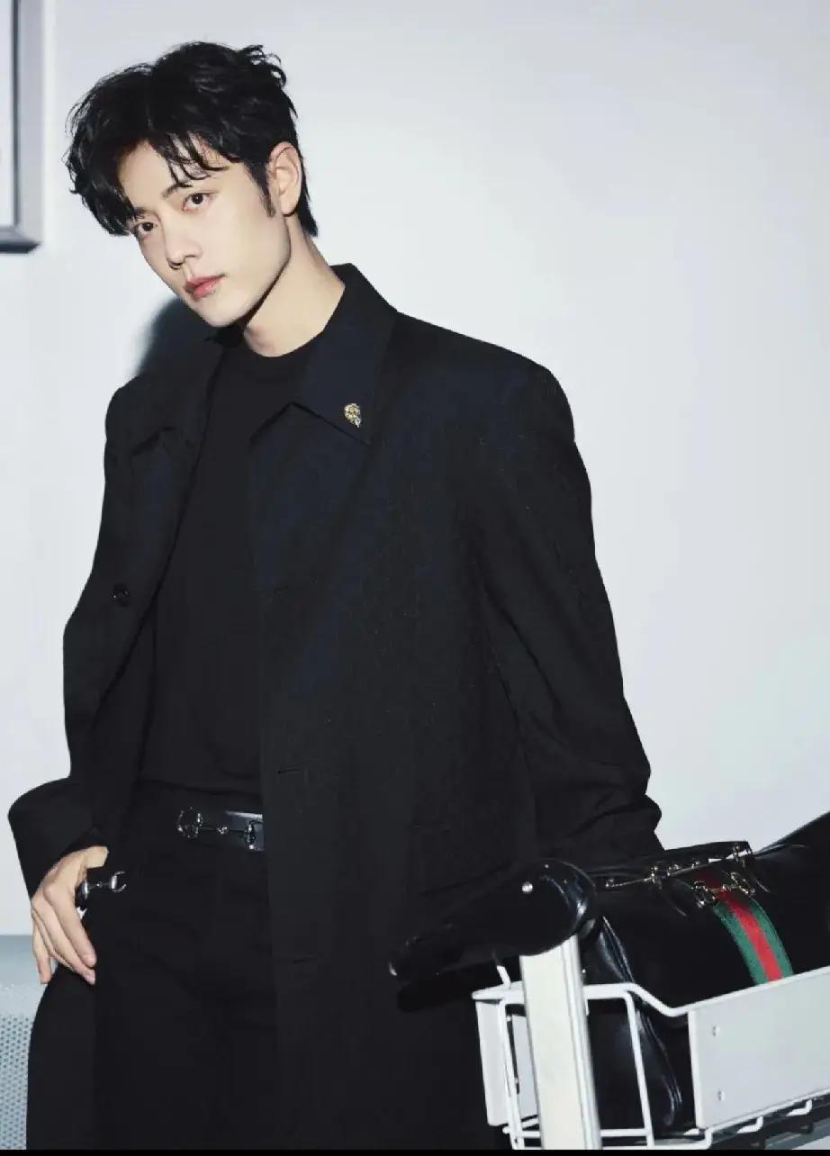 肖战这机场图也太能打了吧！别家明星还在棚里对着灯光板抠姿势，他倒好，机场随