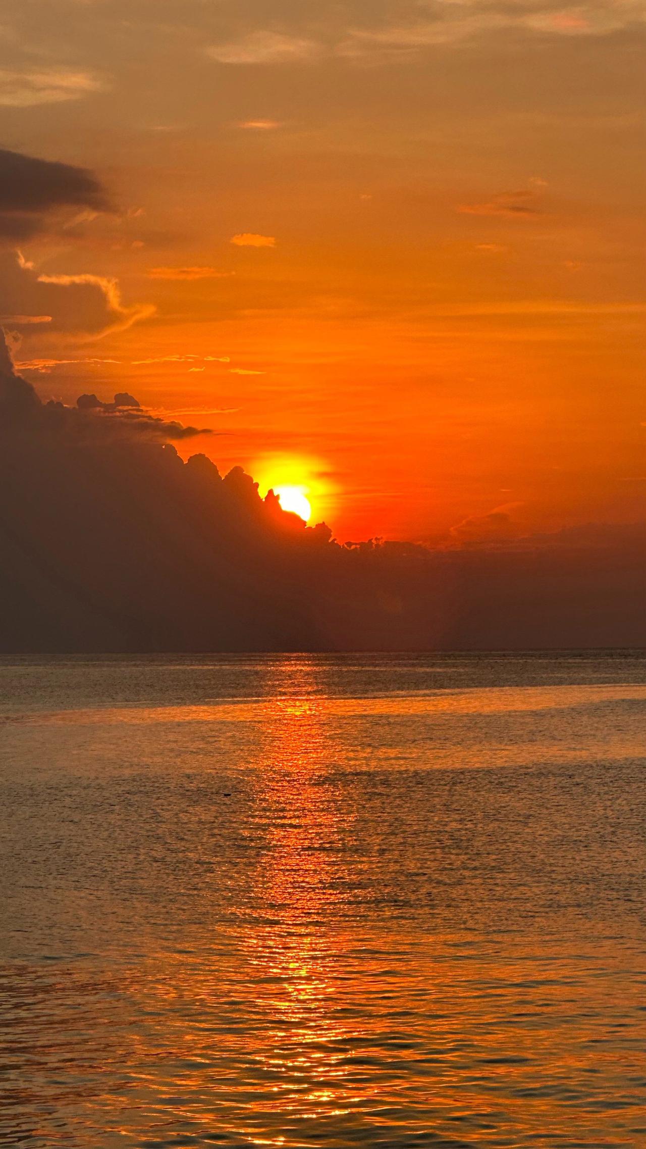 普通人存多少钱可以躺平？10万——穷的睡不着觉。20万——非常焦