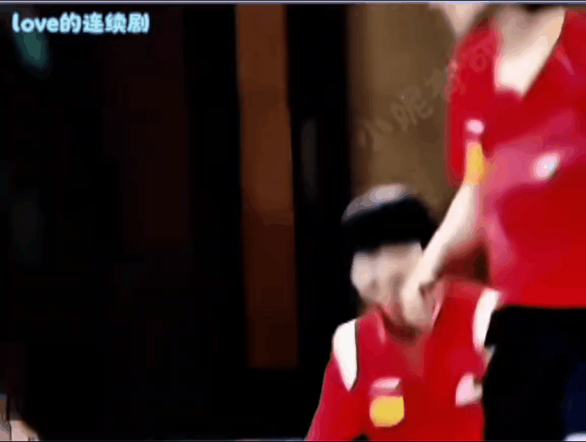 要么说莎莎是他头哥带大的呢，他头哥是真会哄呀，三下两下就能把我们小莎哄笑，