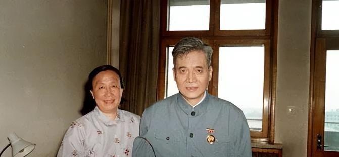 1986年邓稼先回到家中，却被妻子许鹿希怒吼“28年不回家，你是外面有人了吧！”