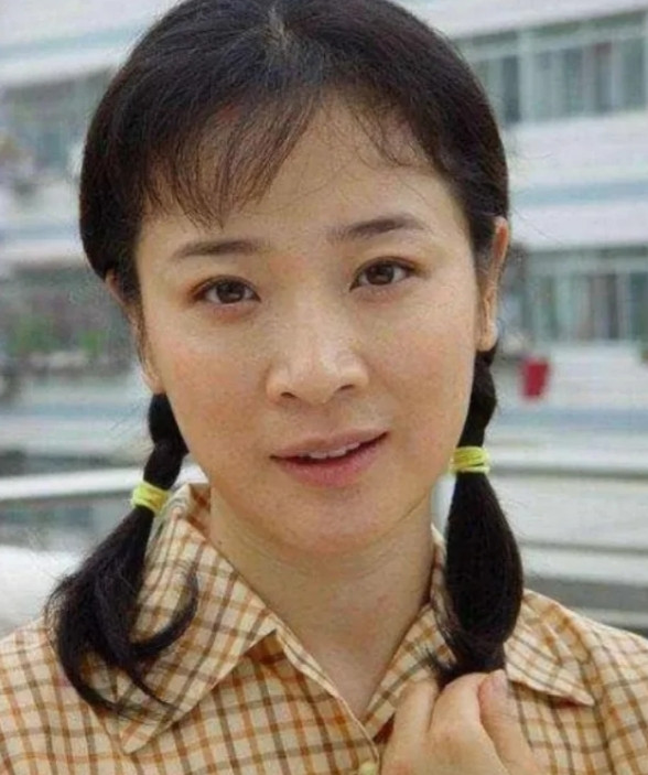 2009年，41岁的陈小艺和32岁的徐昂在车内拥吻被抓拍，丈夫急忙澄清：我相信小