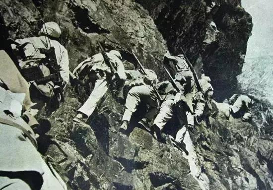 1950年，美女匪首吴珍子在甘肃被俘，面对审问，她心情复杂，对审讯人员说唉，实不