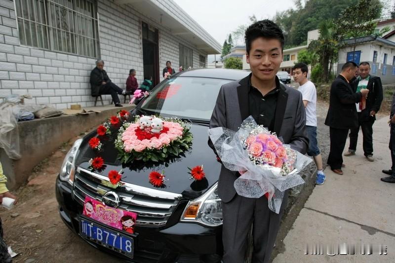 婚礼上新郎爸爸成全场最高兴的人最近婚礼上的趣事可真不少。四川南充一场婚礼，新郎