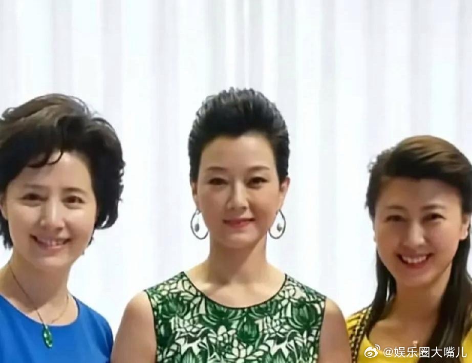 闫学晶在直播间总夸自己长的又年轻又漂亮，但是和这两位站在一起，明显的又黑又矮又土