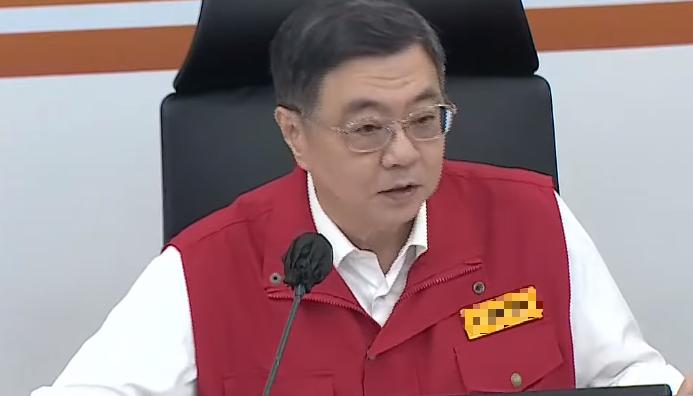 台“行政院长”卓荣泰今早亲自前往屏东勘灾，民众党主席黄国昌认为这行动等同自我打脸
