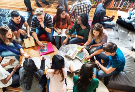 留学生的反华情绪为何越来越严重？因为好不容易和白人混在一起，结果发现白人不吃香了