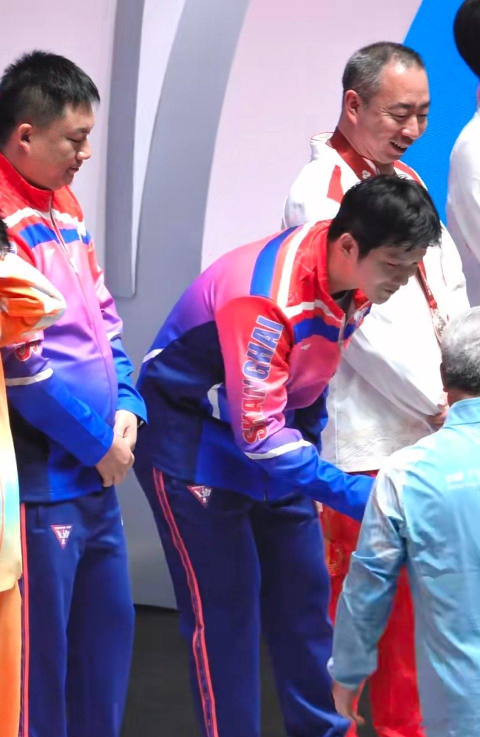 樊振东颔首、弯腰、伸手相握，这短短一瞬把刻在骨子里的个人素养展现的淋漓极致。