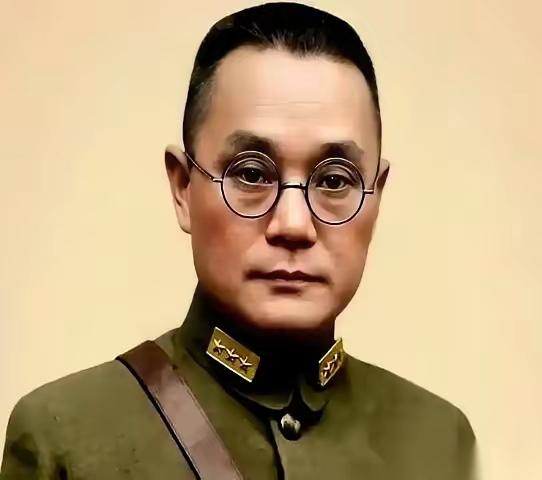1949年，国军上将潘文华推开书房的门，撞见自己最宠的七姨太，正对着密码本，一下