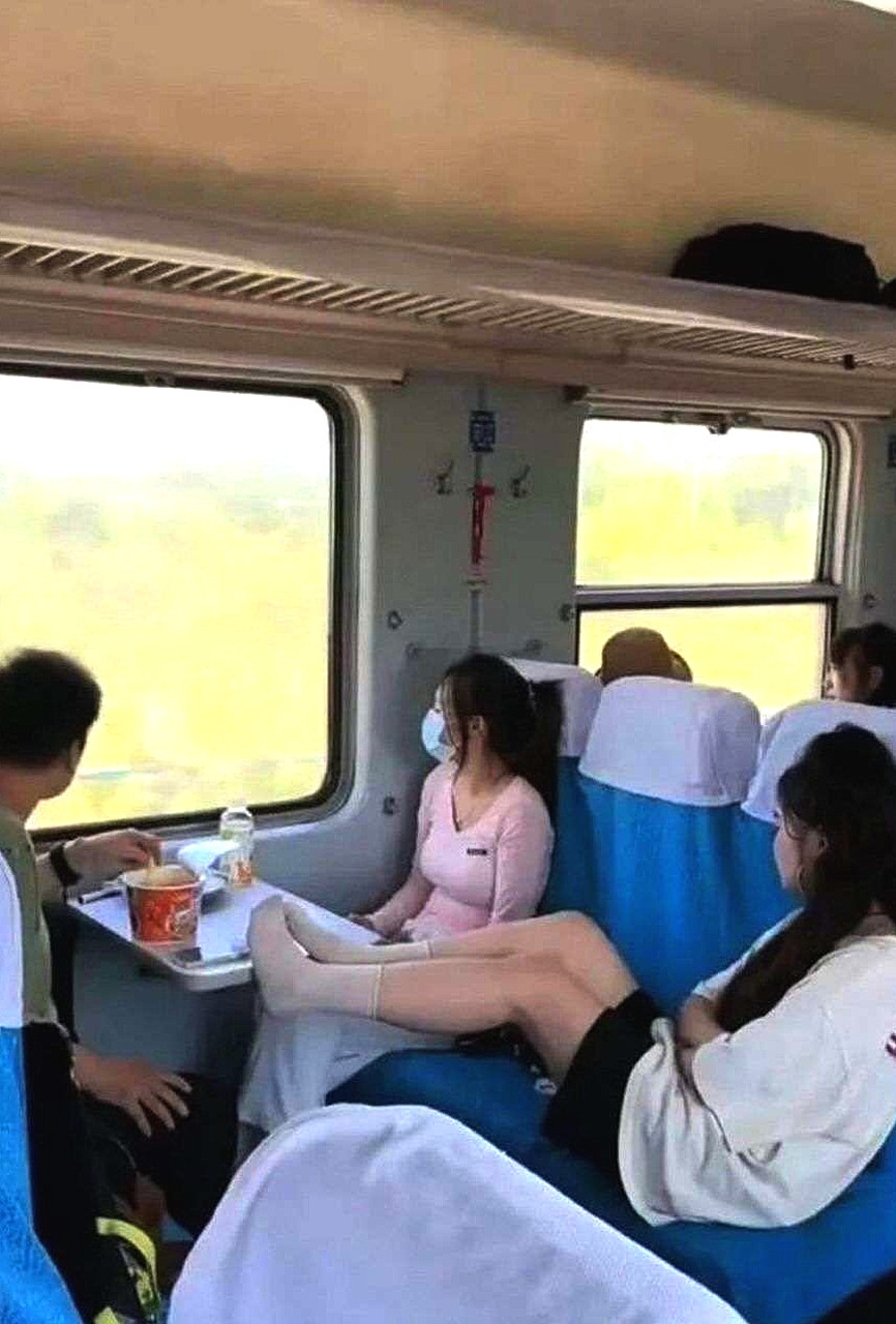 这男的居然还能吃得下这泡面？