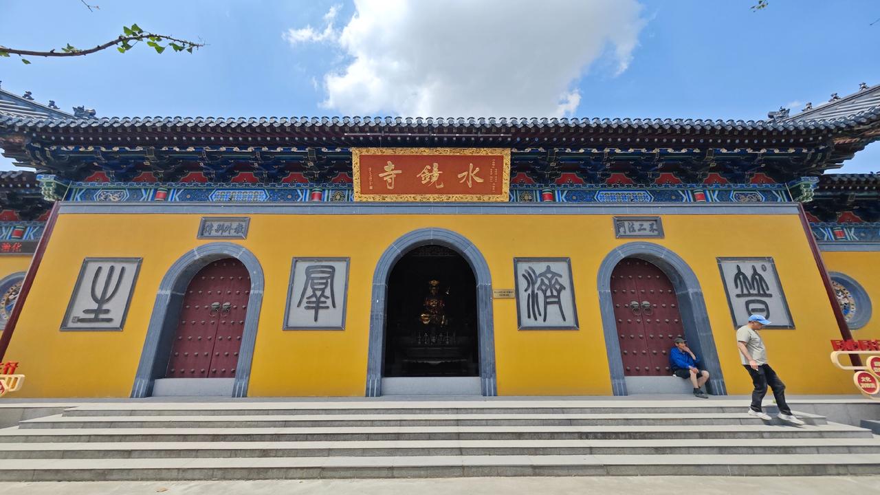 很多人来双林古镇，只顾着打卡三桥，反倒错过石漾边这座浸在水里的古寺，实在可惜。