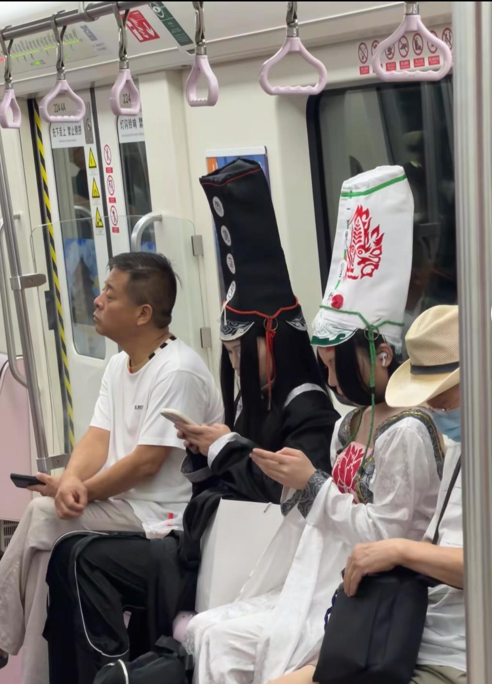 假如晚上这身打扮上街这确实有点吓人的感觉。