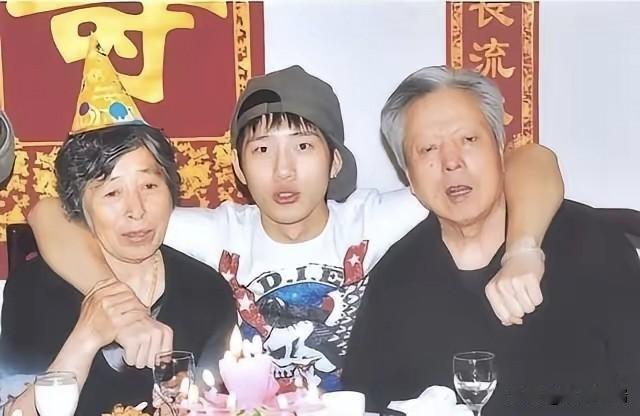 2017年，井柏然在奶奶的葬礼上，见到了出生28天就把他抛弃的父母，他们低声下气