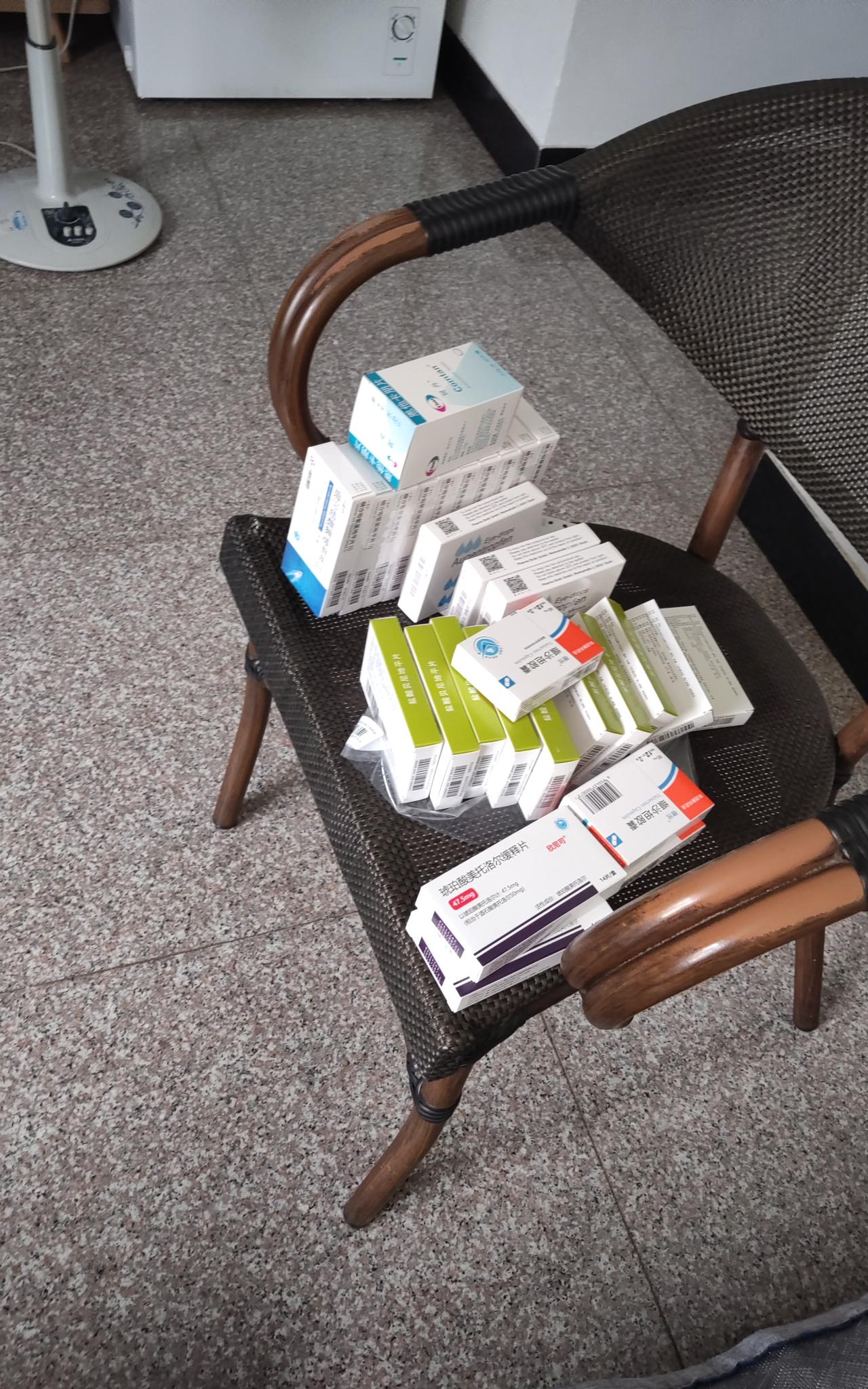 邻居家的两位老人都有基础病，今天去医院开了药回来，提了一大袋子。把药倒出来一看，