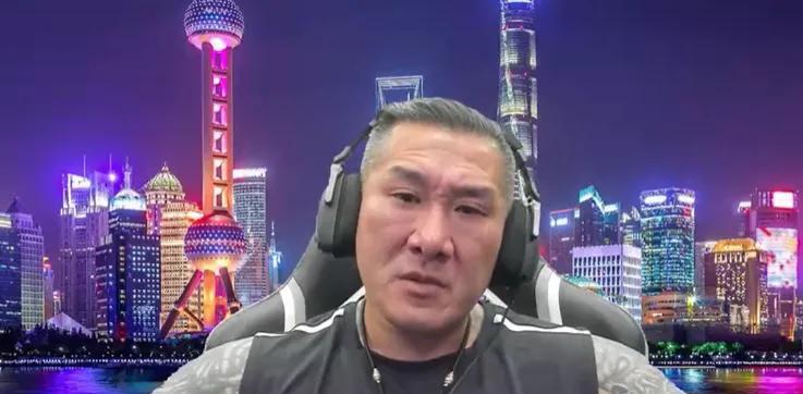 “馆长”昨天从花莲参加完国民党总召傅崐萁的活动后，立马返回了台北在路上他不断的刷