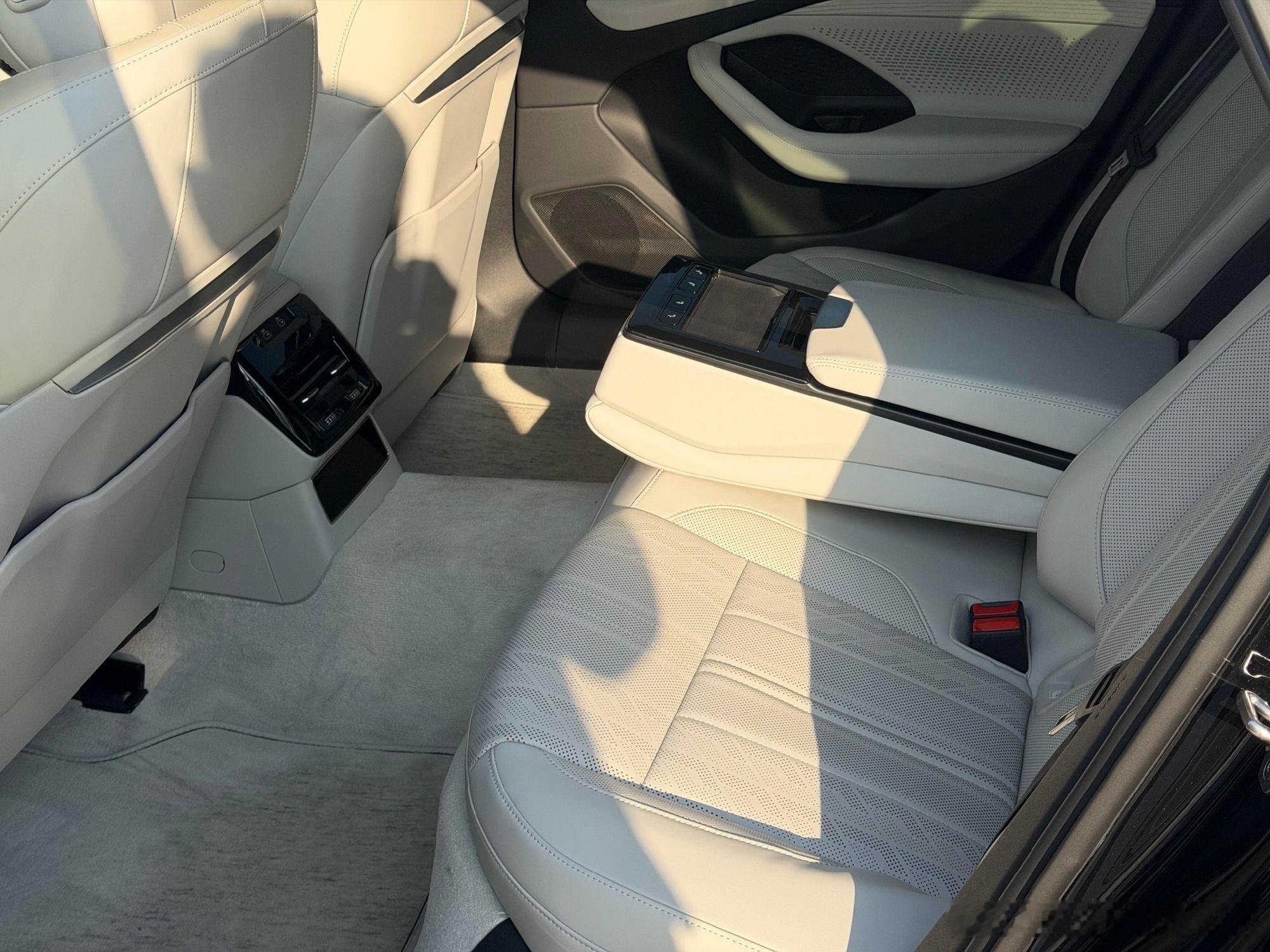 网上看到了全新奥迪A6L的实车图黑色加镀铬非常帅，扁平的奥迪车标更有辨识度BBA