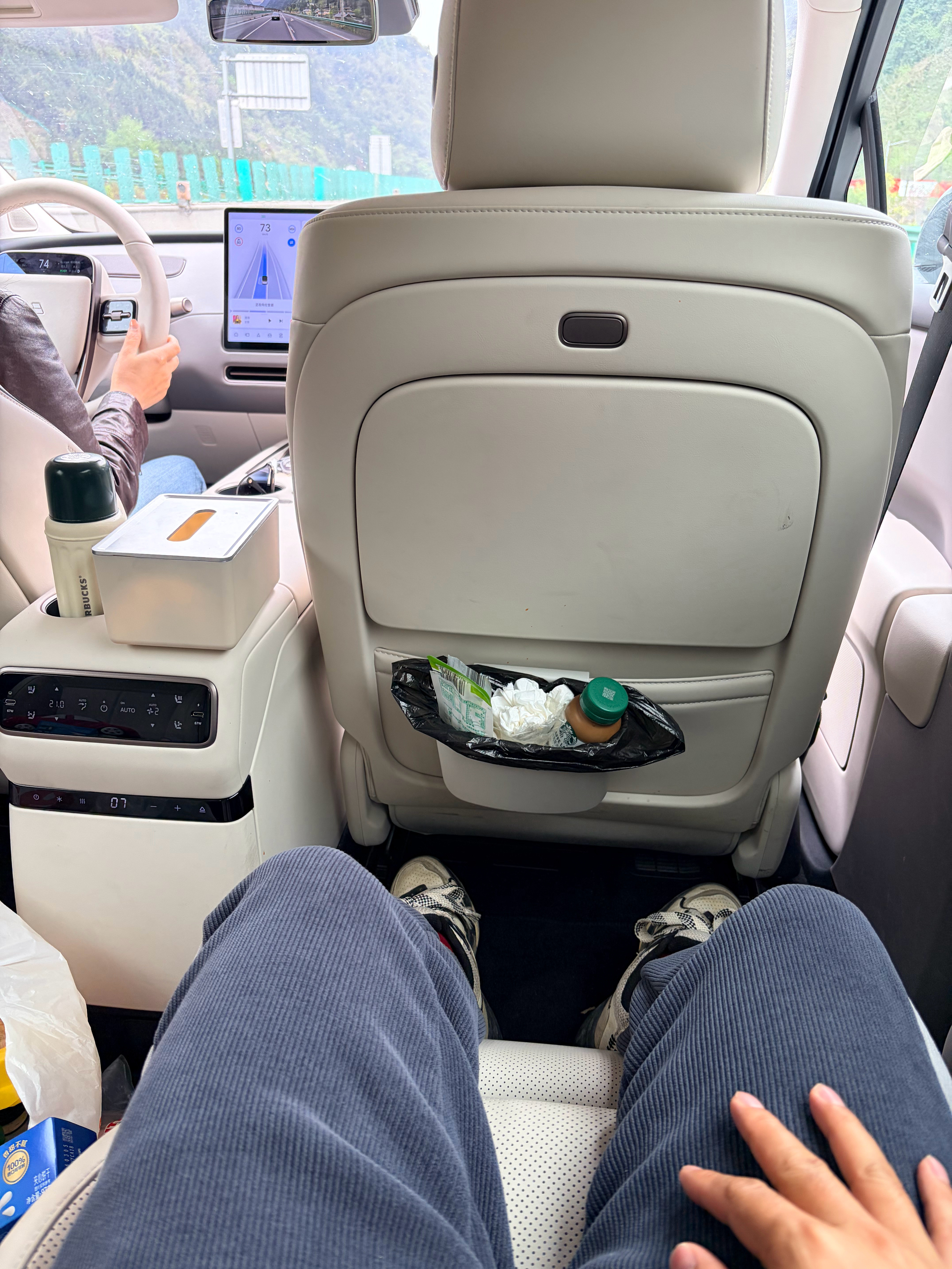 太困了，纵有万般不舍，还是让女司机开一开，但我强调能智驾就别自己驾，智驾不容易晕