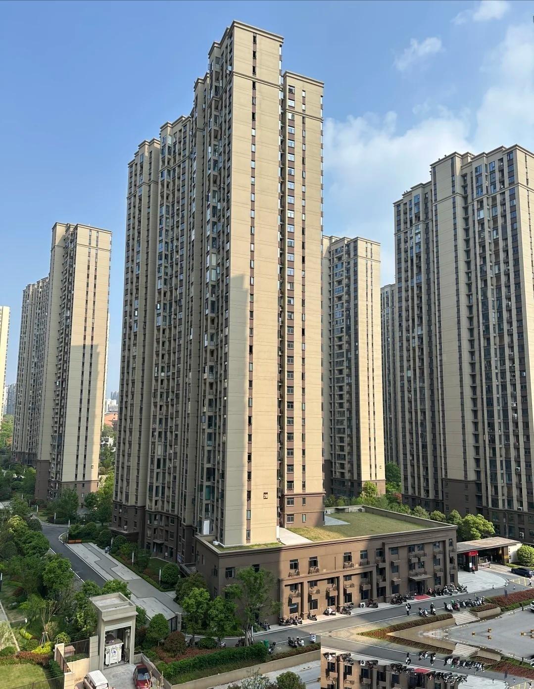 2027年房价若还跌，一半中国家庭要遭殃！资产缩水、负债压顶、现金流断裂，这三座