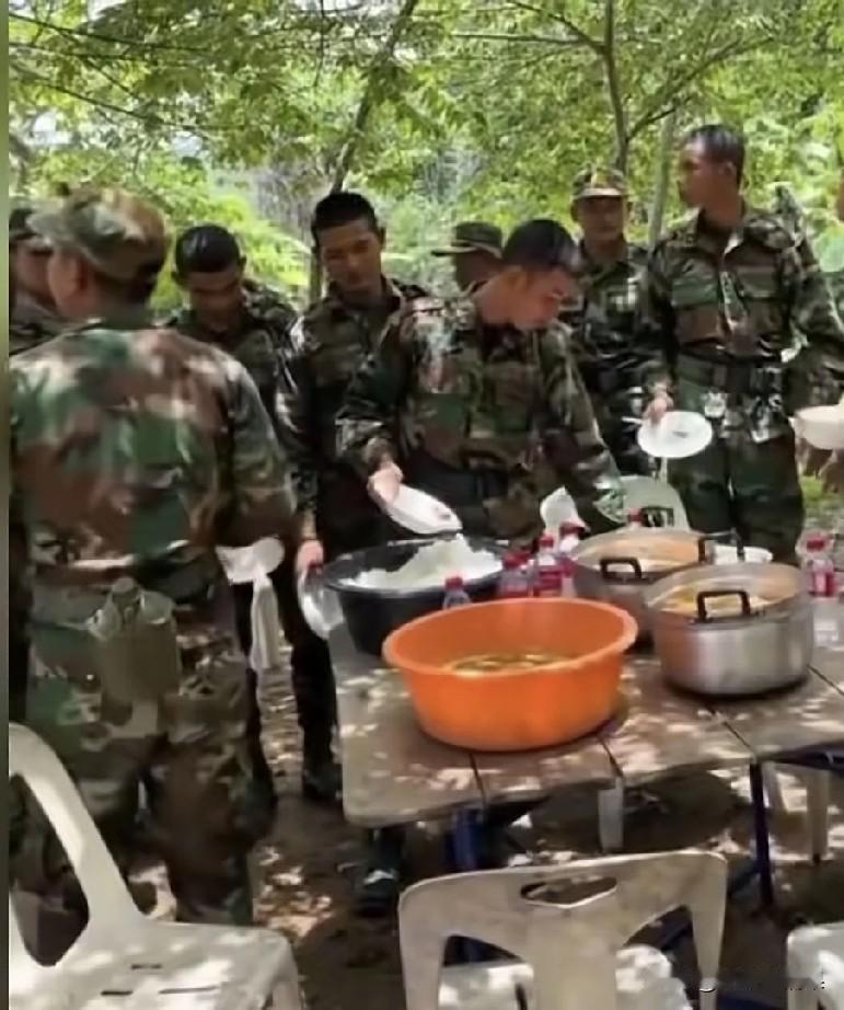 柬埔寨军队开饭了！这伙食不错哦，吃大米饭，有主食还有副食，还有海鲜🦞连做菜用的
