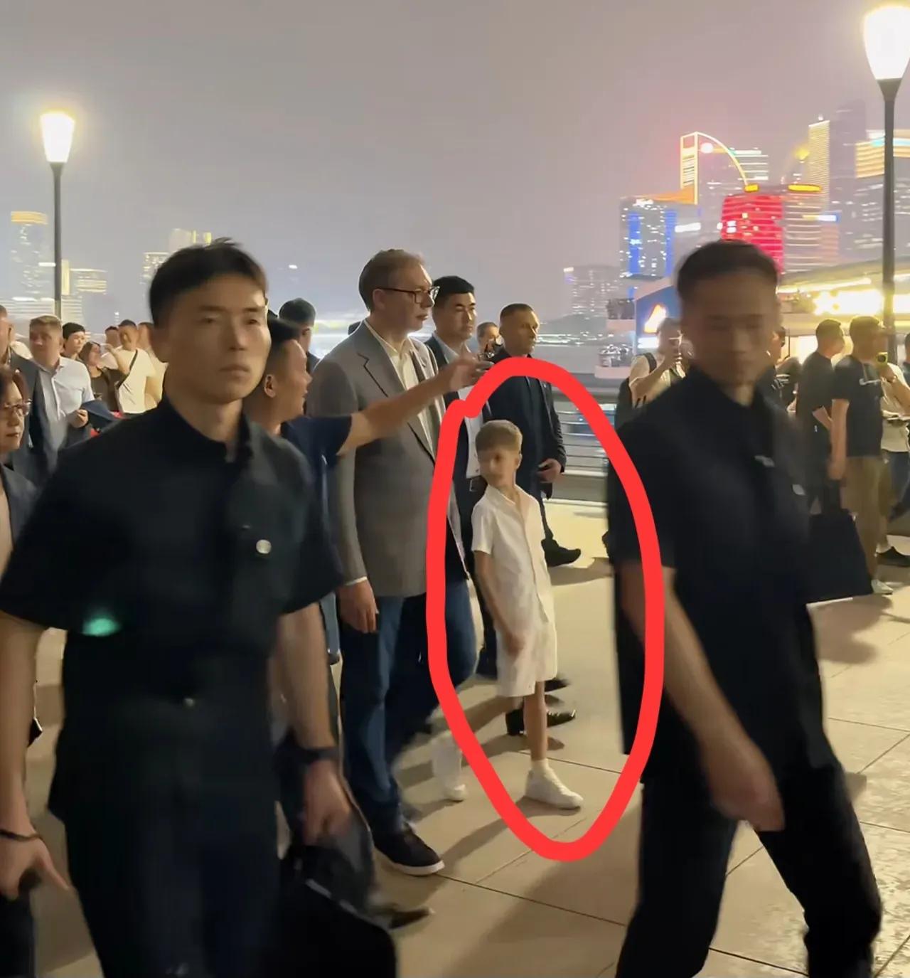 中国有魅力，前有马斯克带娃逛北京，后有武契奇带六岁儿子逛外滩前有马斯克带娃逛北