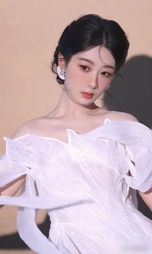 杨紫金鹰奖要翻车了？观众投票3.5万票排第一，领先热巴3000票，结果反而悬了。