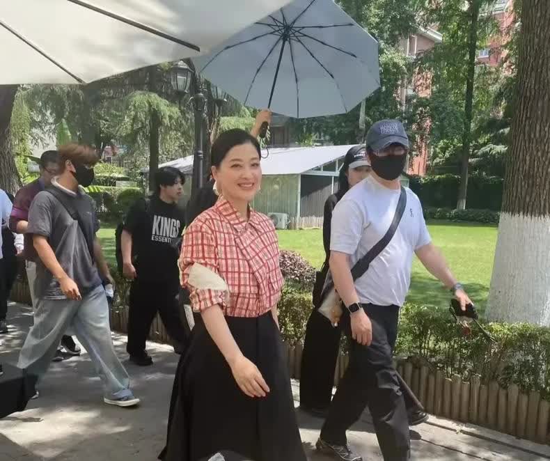 50岁梅婷现身南京，路人镜头下尽显真实状态红润气色不像半百之人