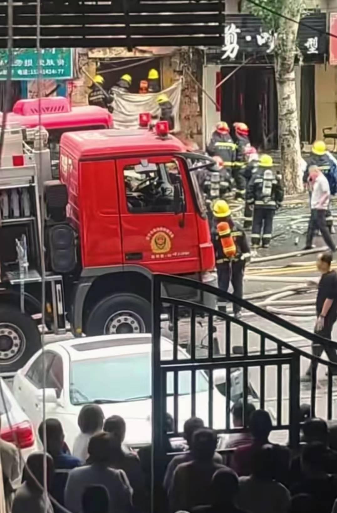 突发！2死13伤，6月5日，就在大家准备回家过周末一声巨响把人从傍晚的节奏里