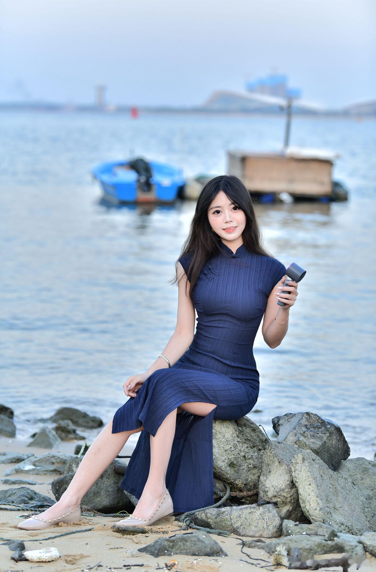 街拍海边旗袍少女美女绘梦长廊