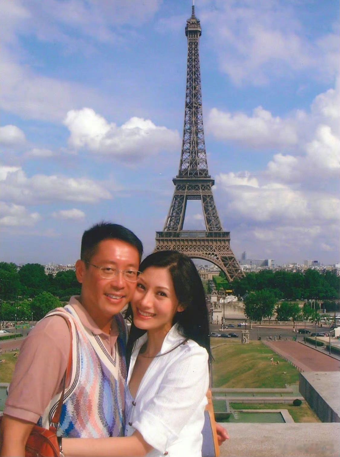 李嘉欣这个颜值绝了，反观她老公状态就差了很多