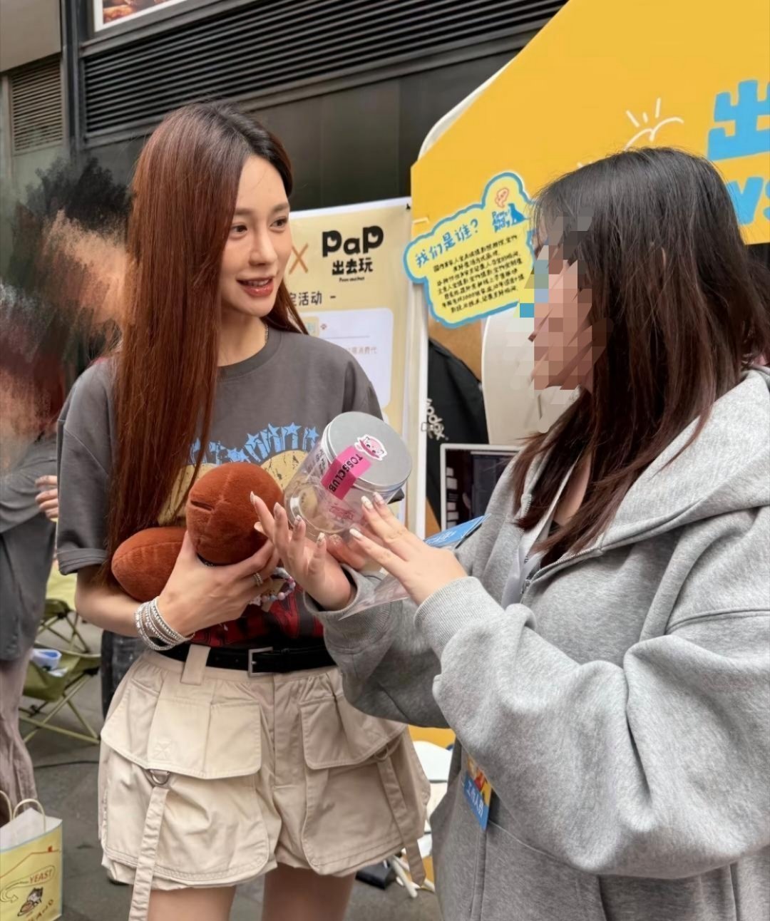 37岁沈梦辰在湖南长沙逛市集被偶遇，她穿着一条小短裙，身材又高又瘦，现实中真人太