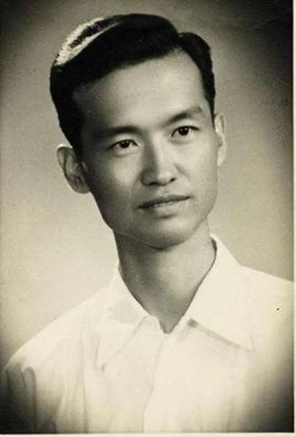 1947年，国军少校被俘，连长正要审问，他摇了摇头，说：“同志，你级别太