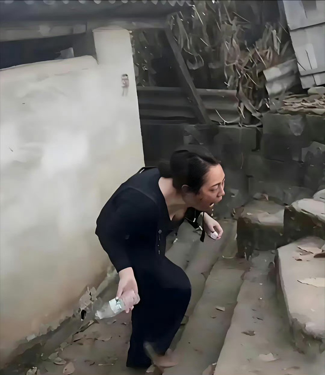 敢上这种厕所，还敢带手机