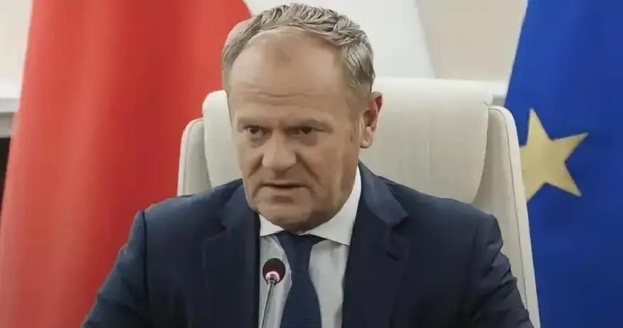 急眼了！波兰表态！顺着这股火气往下说，波兰总理图斯克最近罕见点名开炮：一边