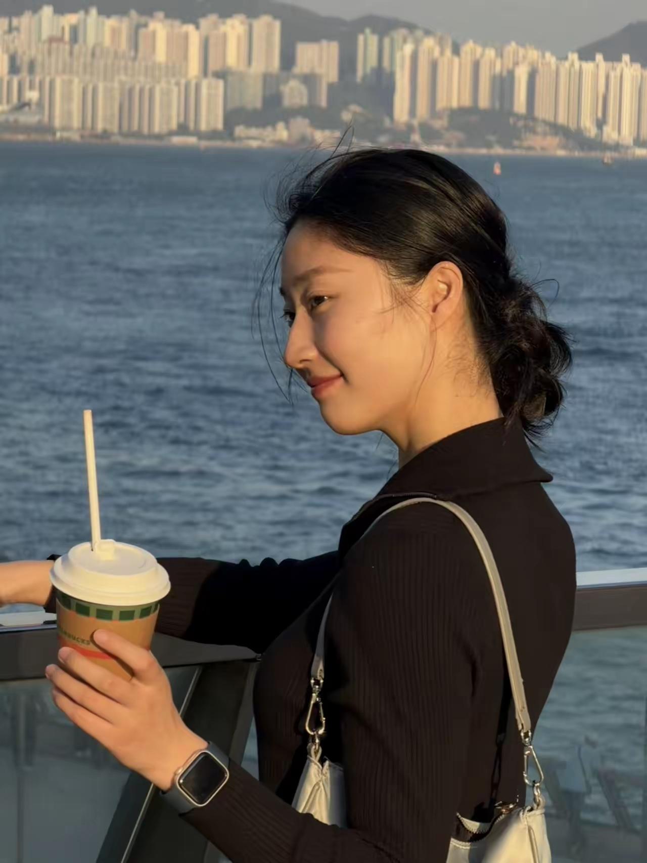 海边漫步，咖啡相伴，悠然自得。海边文艺漫步海滨漫步时光海边喝茶海边咖啡时光