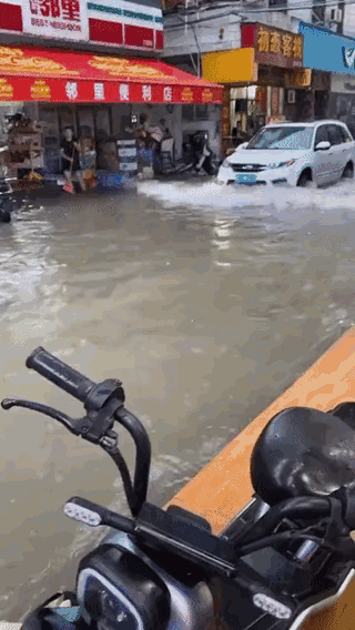 小哥哥只是开了一下车，想不到这么多人欢迎？