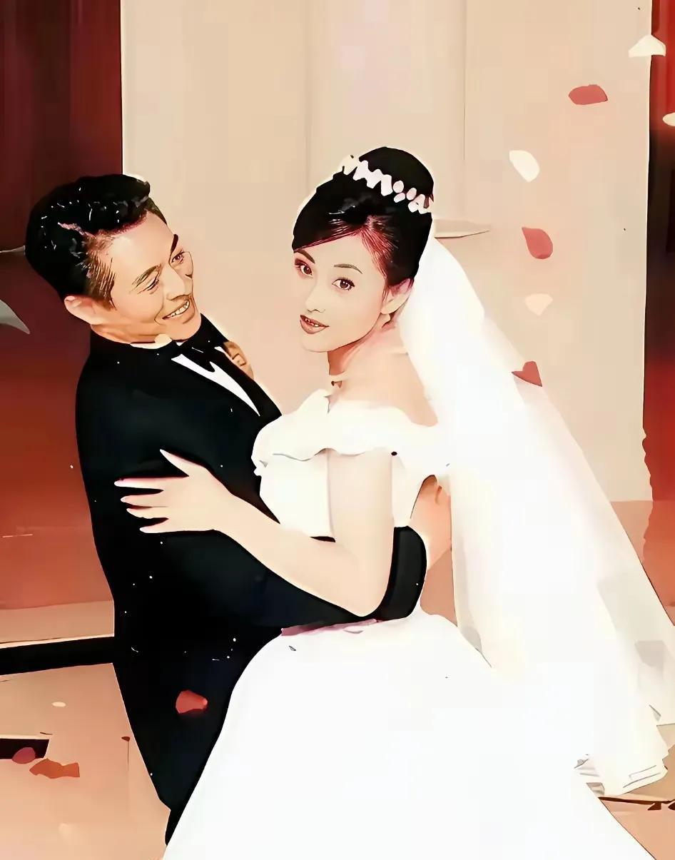 这应该是李连杰快意人生的时刻吧！终于梦寐以求地抱得美人归，对于每一个男人来说