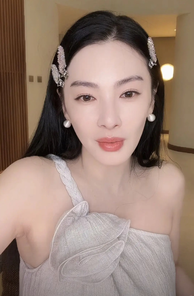 发现没，张雨绮肯定是缺钱了，如今无戏可拍，也没综艺邀请，每天带货10几个小时，堪