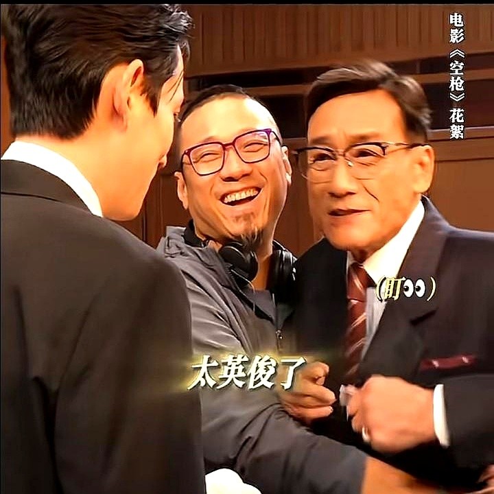 梁家辉看朱一龙那眼神，跟看宝藏似的。路演现场，他握着话筒感慨：“在电影圈这么多年，能遇上这样一位对手