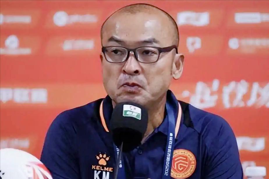 别闹！重庆铜梁龙队场上犯规伤人，广西平果球迷主场护犊子，中国足协得赶紧出面。