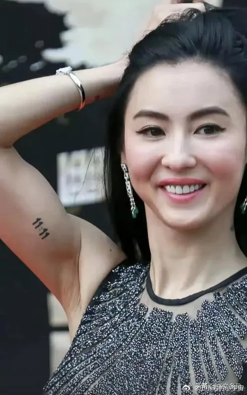 张柏芝胳膊内侧的纹身，这大概率是个刻骨铭心的时间点，11点11分。这个刻骨铭心的
