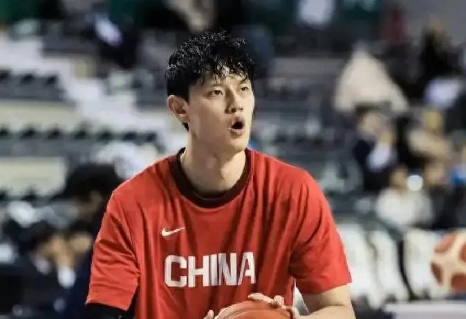 首钢把未来三年全部押在了一个00后身上。不是顶薪那么简单，他们清空了战术板，只写