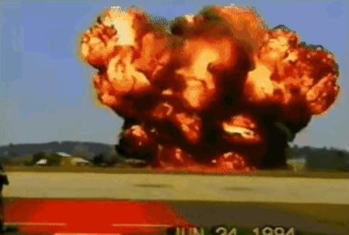 1994年，在一场飞行表演中，一架美国B-52轰炸机为向俄罗斯同行逞强，飞