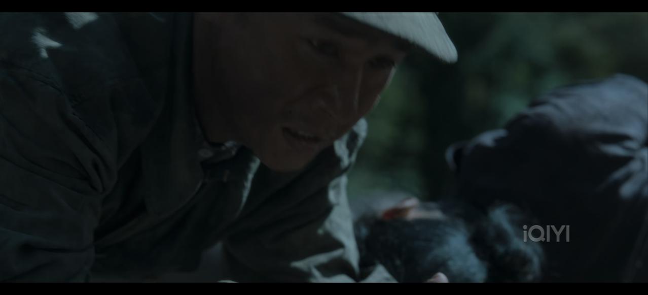 热播抗日剧《八千里路云和月》中，孟万福从死人堆里爬过去的镜头，看着真的让人气到爆