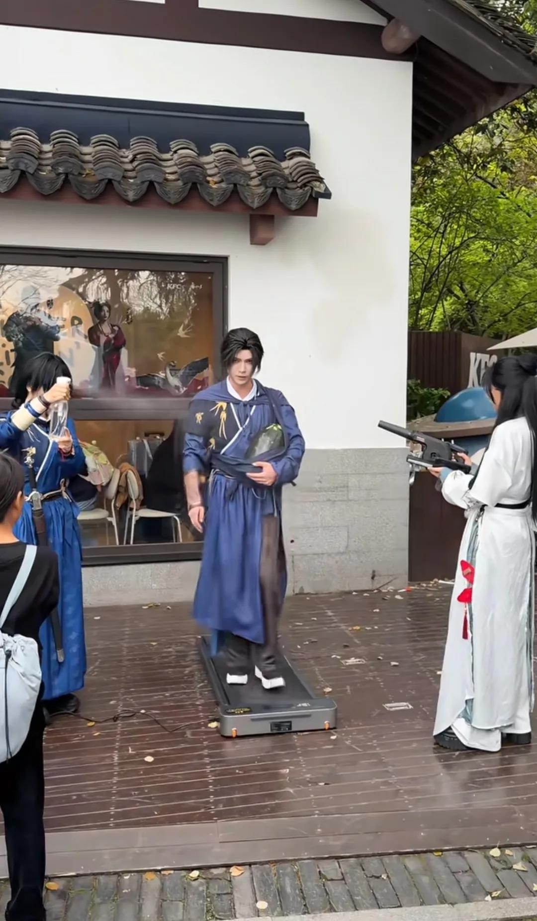 原来古装剧是这么拍摄的，有点搞不明白，演员抱个冬瓜是干什么用的呢？